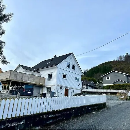 Stort, Koselig Hus I Naturomrade