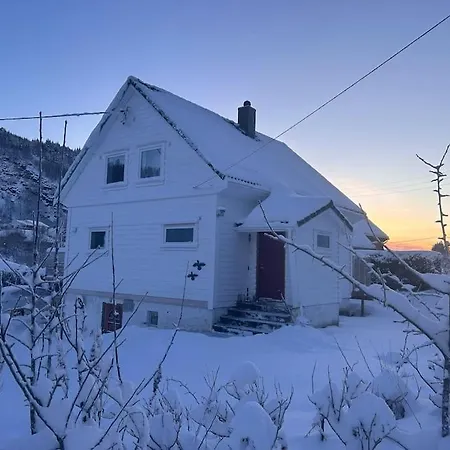Stort, Koselig Hus I Naturomrade *